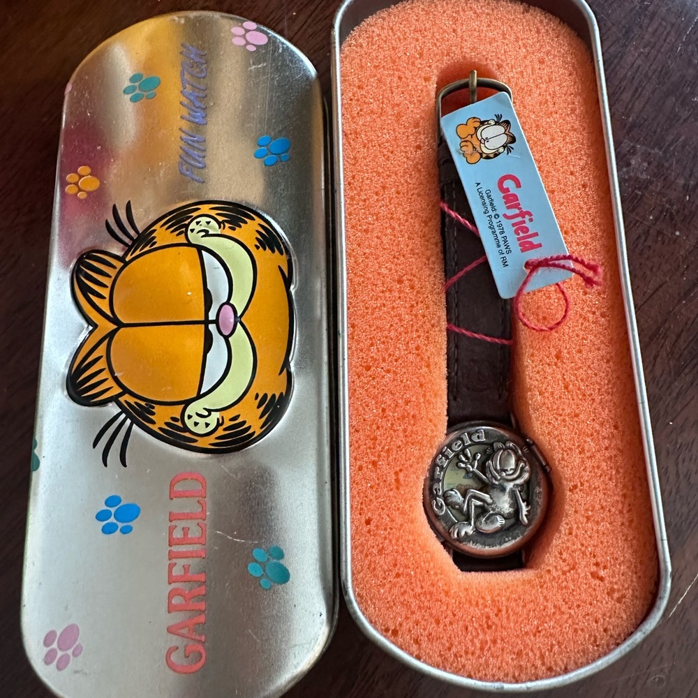 Vintage Garfield Watch with Brown Strap
B2S
